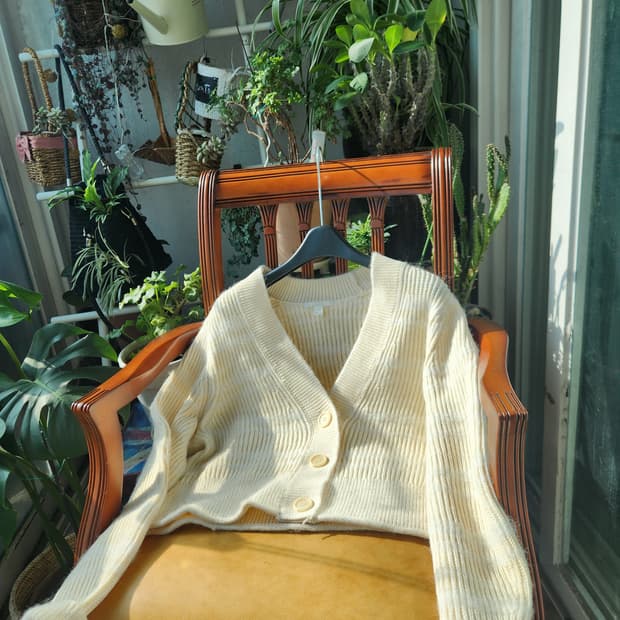 cos 아이보리 브이넥 니트 가디건