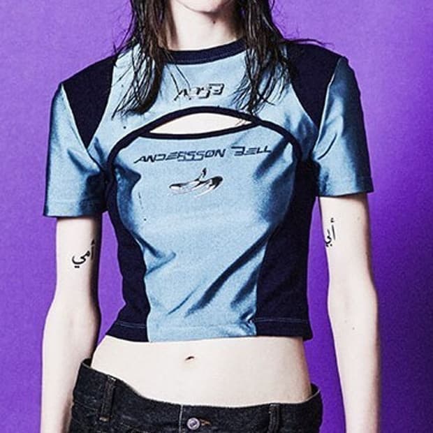 앤더슨벨 메탈릭 로고 컷아웃 레이싱 크롭 베이비 티셔츠