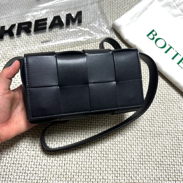 [OS/미사용새상품] 보테가베네타 미니 램스킨 카세트백 블랙