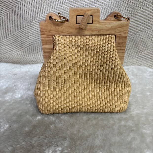 우드 디테일 라탄 크로스 미니백