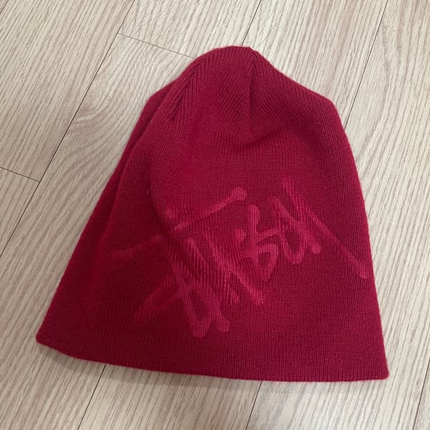 스투시 디보스드 스탁 로고 비니 딥레드