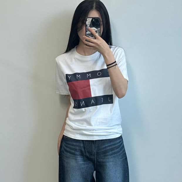타미힐피거 박스로고 화이트 반팔 티셔츠
