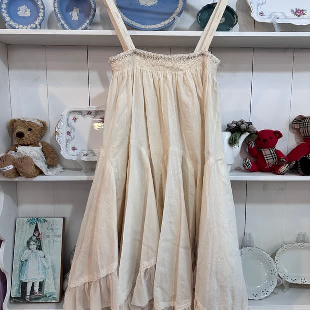 아이보리 캉캉 원피스 프릴 장식