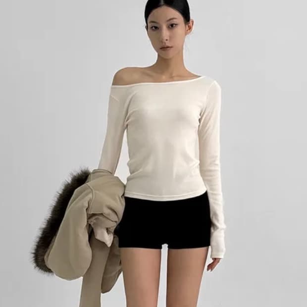 블랙업 더츠비 원숄더 아이보리