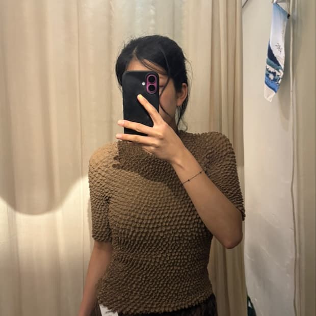 플리츠 브라운 티셔츠