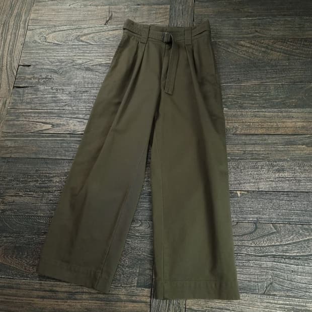 [유니클로 U 르메르] 루즈 핀턱 벵티드 팬츠 올리브 M18816