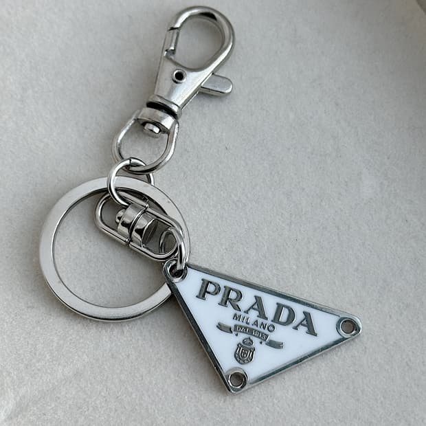 프라다 화이트 삼각 팬던트 키링