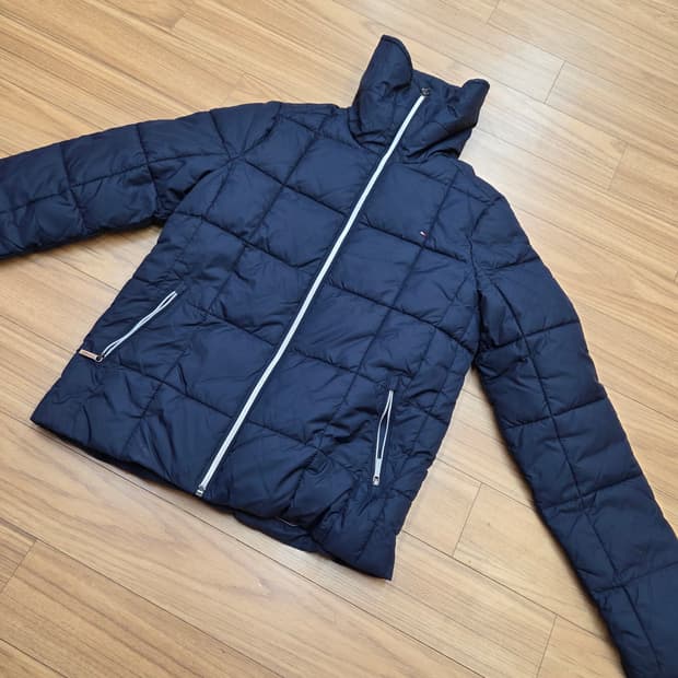 타미힐피거 여성 퀼팅 패딩 네이비 색상입니다. 사이즈는 164로, 마른 
