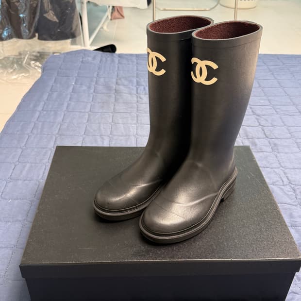 샤넬 카우 초크 레인부츠 38