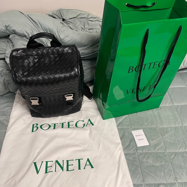 보테가 베네타 인트레치아토 플랩백팩 블랙