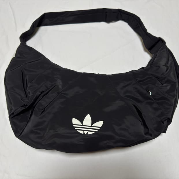 아디다스 오리지널스 클라우드 숄더백 크링클 버전 라지