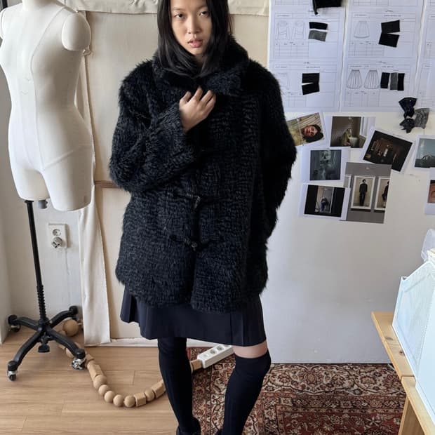 Saengin NIMBUS TOGGLE FUR COAT - BLACK