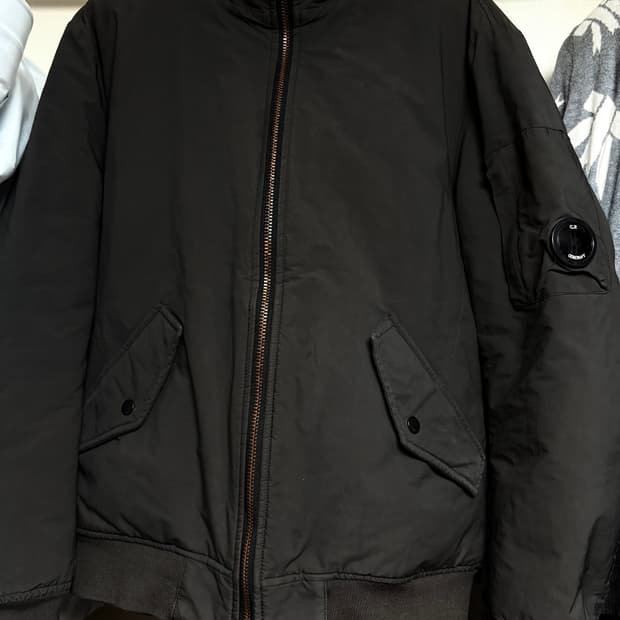 C.P. Company 렌즈 패치 다운 봄버자켓
