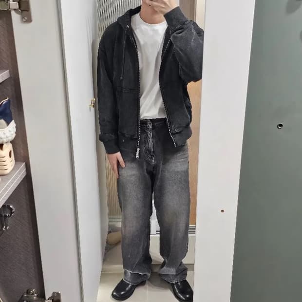 쿠어 더스티 엠보 워시드 데님 팬츠