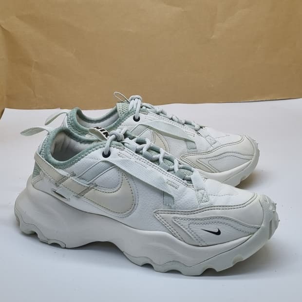 나이키 TC7900 여성운동화235 