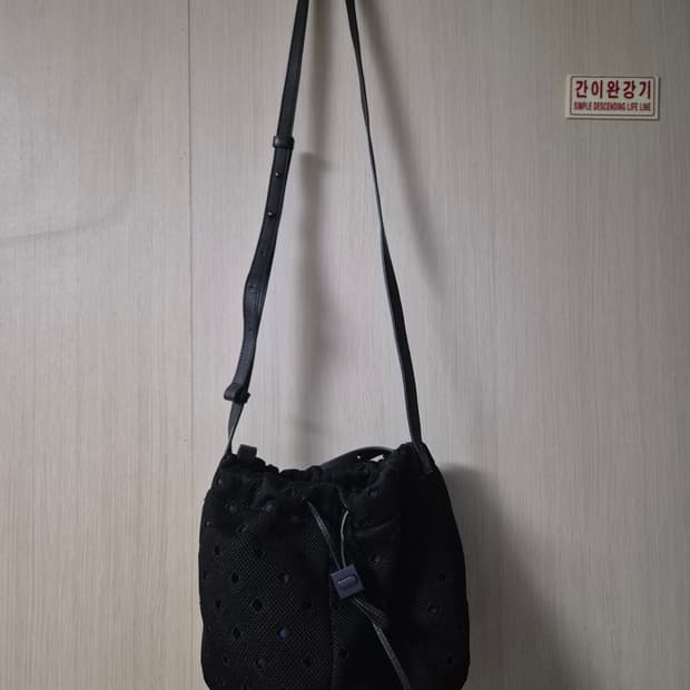 구호(KUHO) 블랙 펀칭 항아리 버킷백