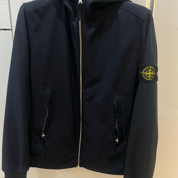 스톤아일랜드 다크네이비 소프트쉘 100-105 (새상품급}