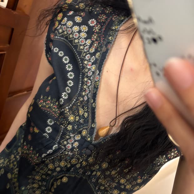 jpn vintage navy flower v-neck