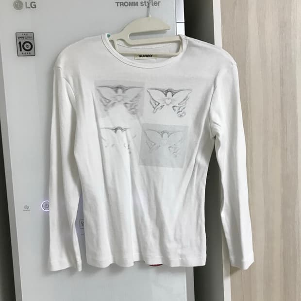 글로니 마야 두들 나비 그래픽 긴팔 티셔츠 화이트
