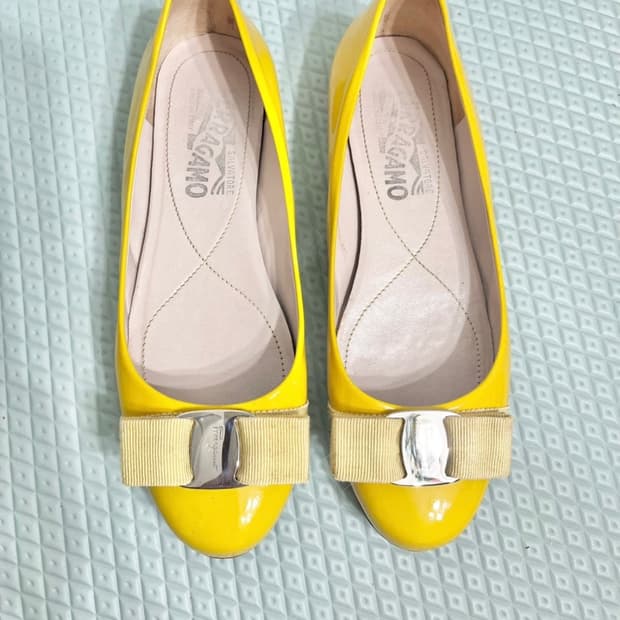  페레가모ㅡ 노랑색 바라 플랫슈즈 225~230