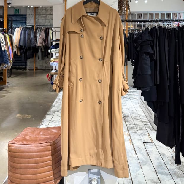 mm6 베이지 실크 더블 버튼 트렌치 코트