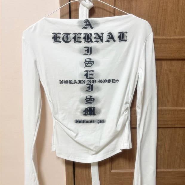 🌸숲의 서사, 고딕 레터링 스트랩 셔링 탑 (White)