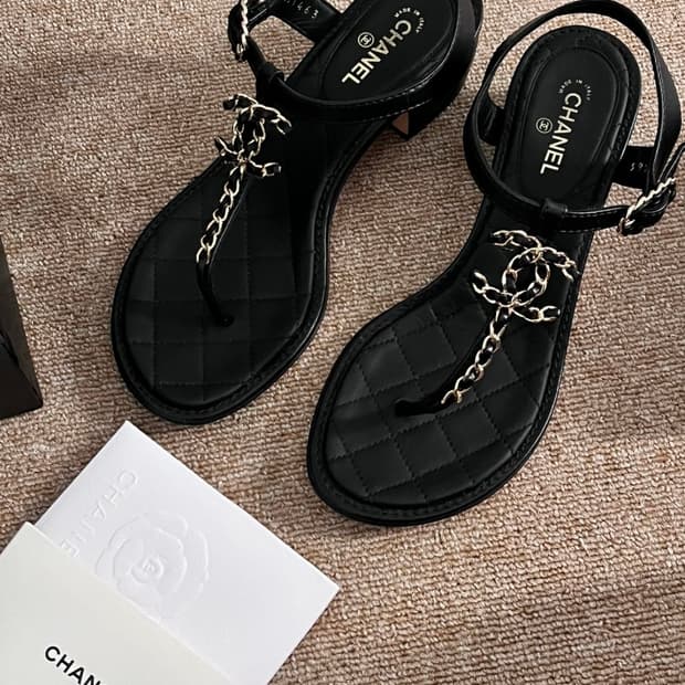 샤넬 클래식 CC로고 체인 스트랩 샌들 은장