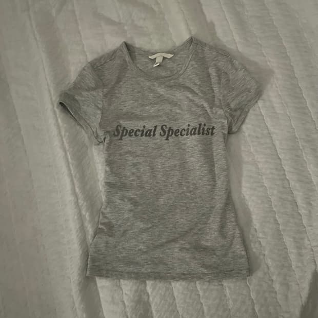 gray short-sleeved shirt