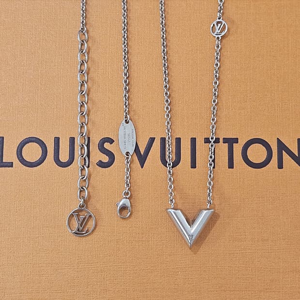 루이비통 에센셜 V목걸이 실버 신형 [정품]