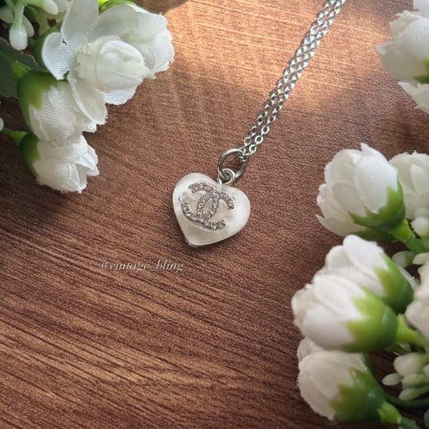 화이트) 샤넬 크리스탈 파스텔 하트 실버 목걸이 