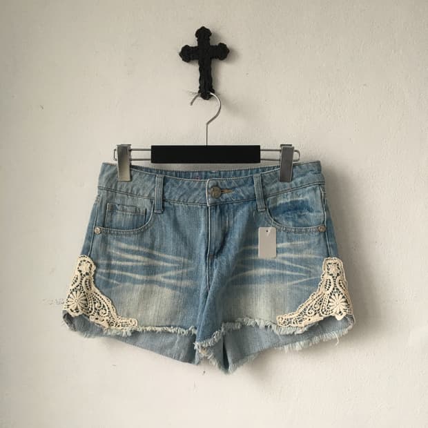 Crochet trimming denim short