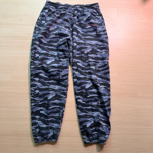 슈프림 스몰 박스 스웨트팬츠 블루 타이거 카모 - 24FW