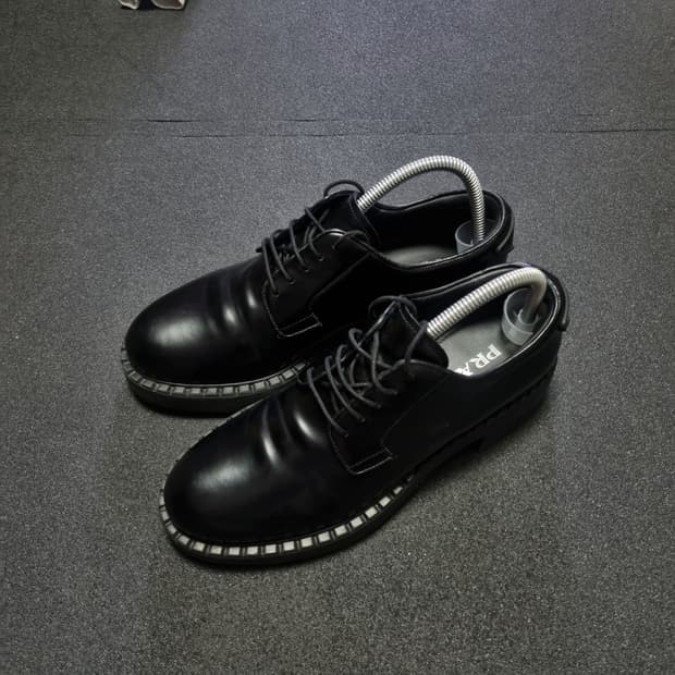 프라다 브러쉬드 레더 더비 슈즈 38.5