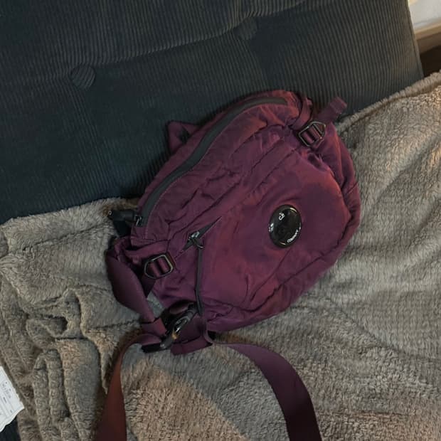 Cp컴퍼니 나일론 B 벨트백 버건디/와인