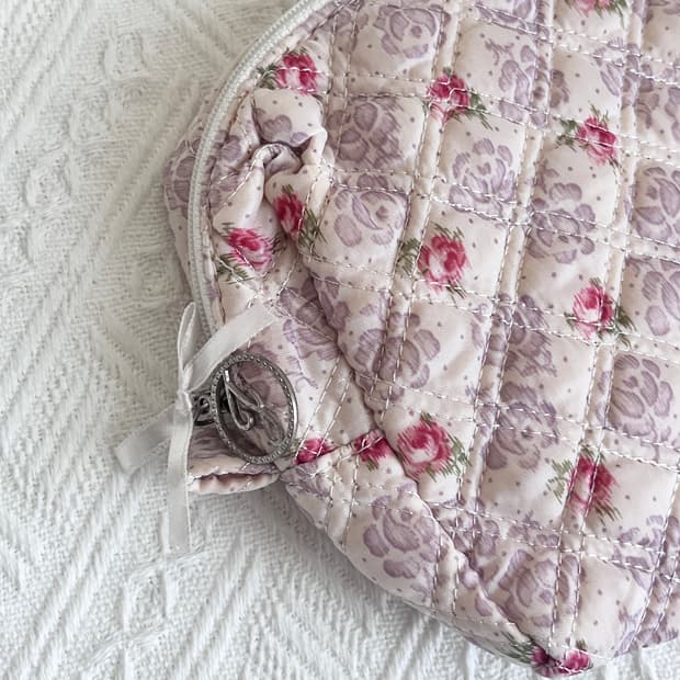 질스튜어트 플라워 퀼팅 리본 파우치