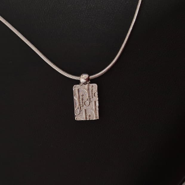 디올 크로터 오블리크 목걸이