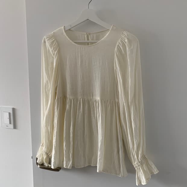 아이보리 러플 블라우스