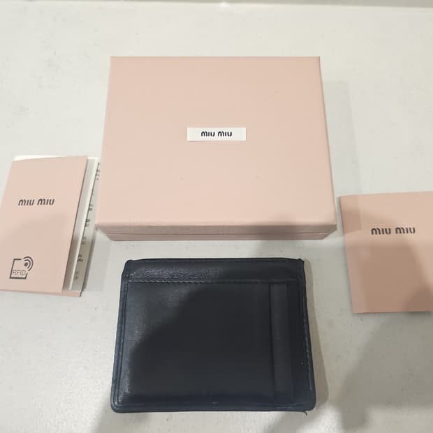 미우 미우 마테라쎄 나파 가죽 카드 홀더 블랙 카드지갑 팝니다 