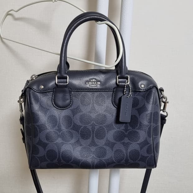 코치 시그니처 네이비 토트 크로스백 