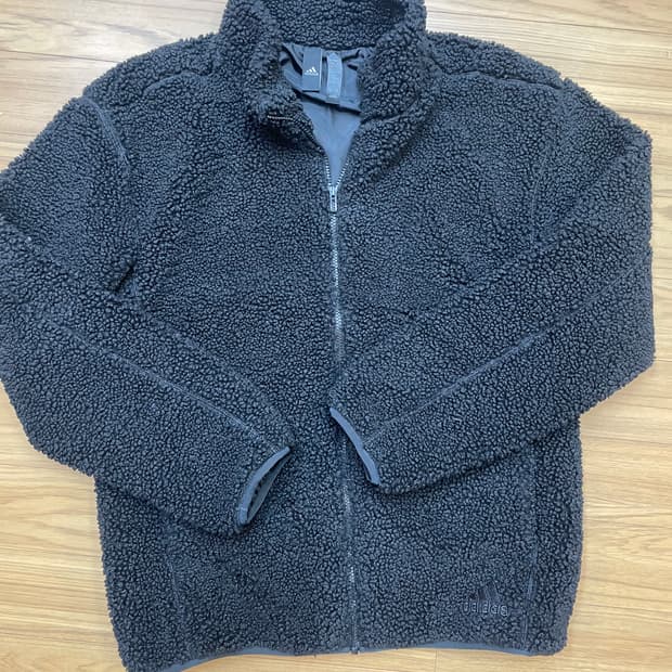 아디다스 뽀글이 플리스 집업 L 사이즈입니다. 색상은 블랙으로 무난하게 