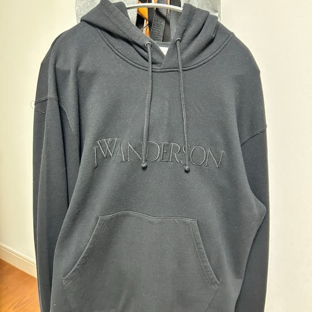 JW Anderson 로고 앰브로이더드 후드