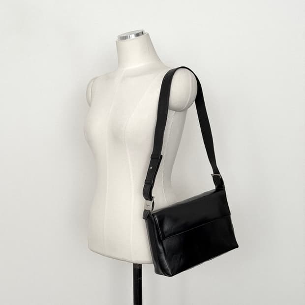 페라가모 블랙 레더 플랩 숄더백