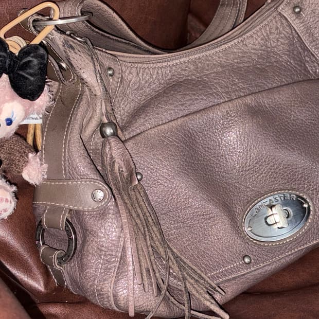 brown leather shoulder bag •• *