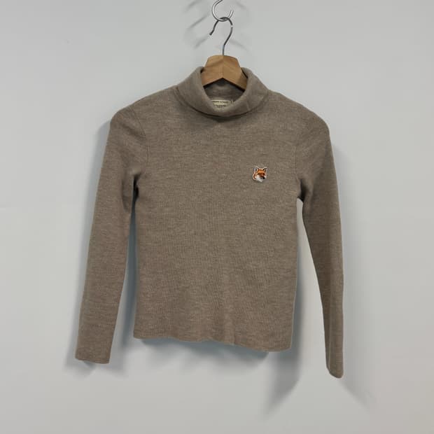 MAISON KITSUNE 메종키츠네 폭스헤드패치 베이지 멜란지 터틀넥 