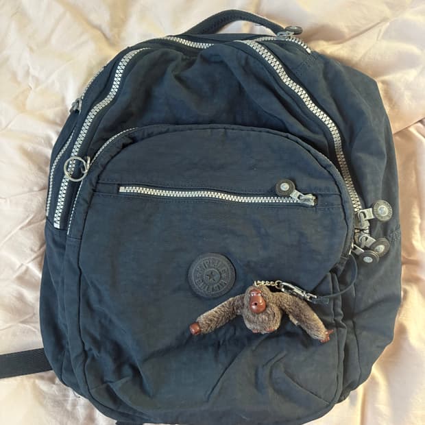 키플링 네이비 백팩 정품 / 키링 포함 / 수납 넉넉 데일리 가방