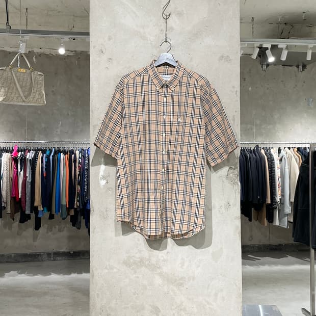 버버리 베이지 기마로고 싱글 포켓 하프 셔츠