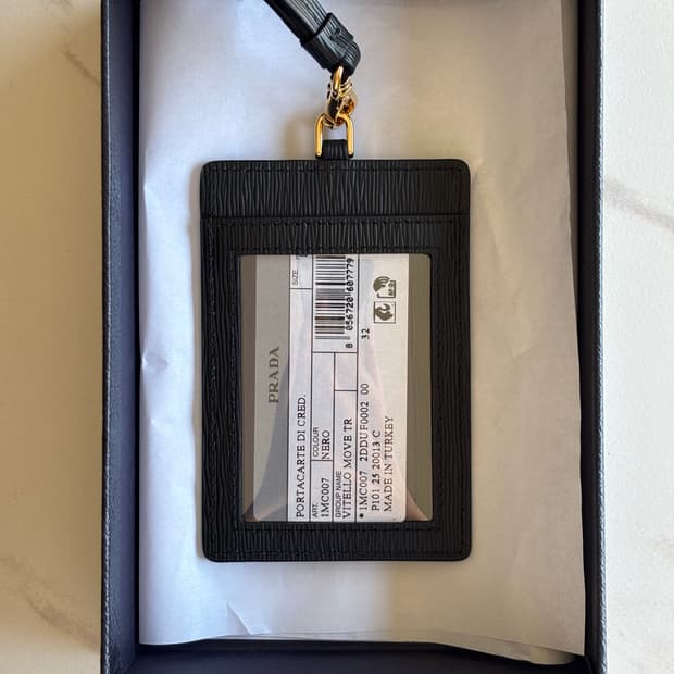 프라다 카드지갑 목걸이형 (블랙 금장)