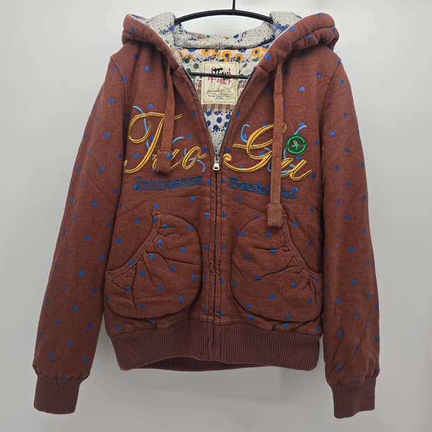 브라운 베이스에 블루 하트 패턴 후드집업