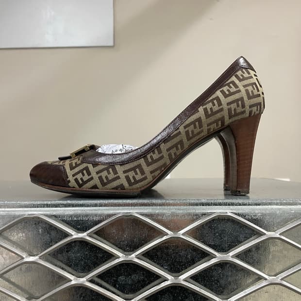 펜디 버클 펌프스 37.5