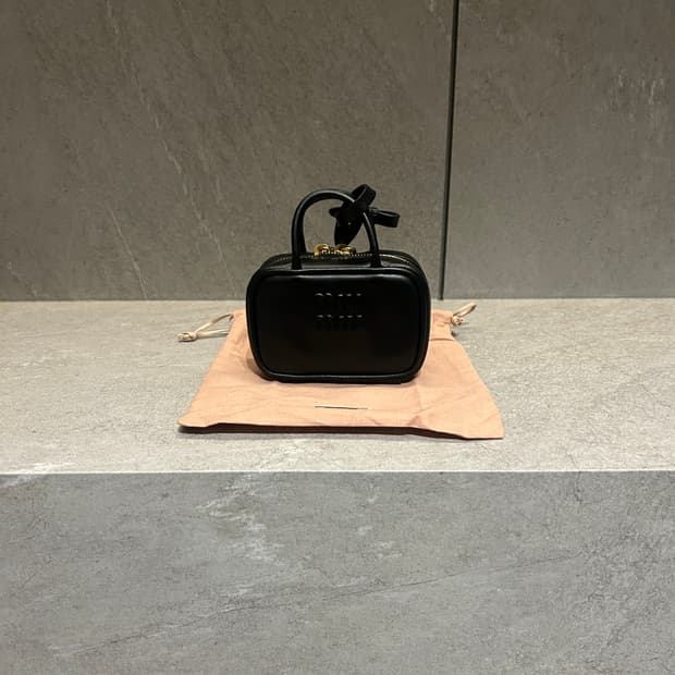 미우미우 마이크로 레더백 블랙